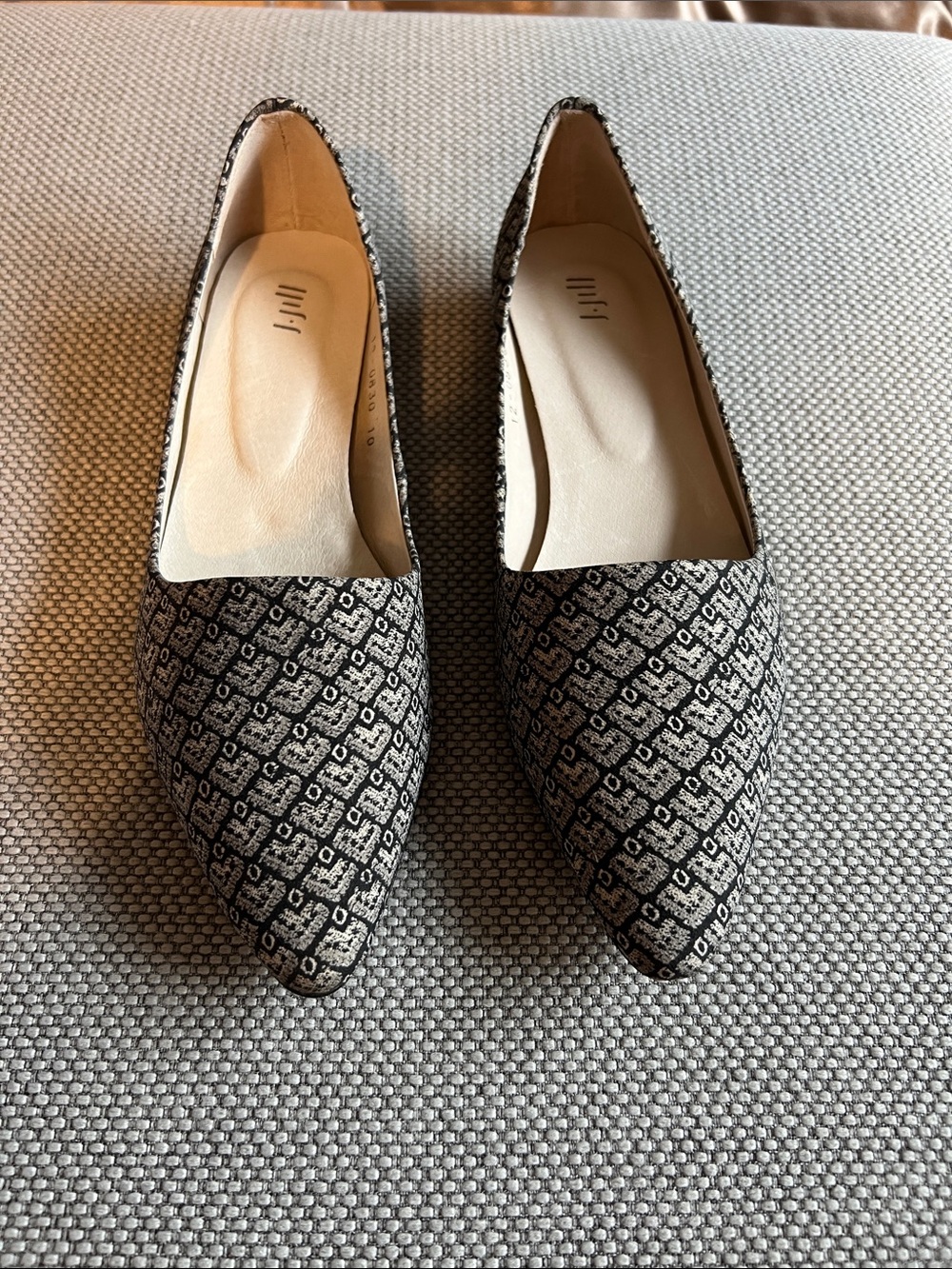 Pointed Toe Patterned Women's Flats - Black and Cream